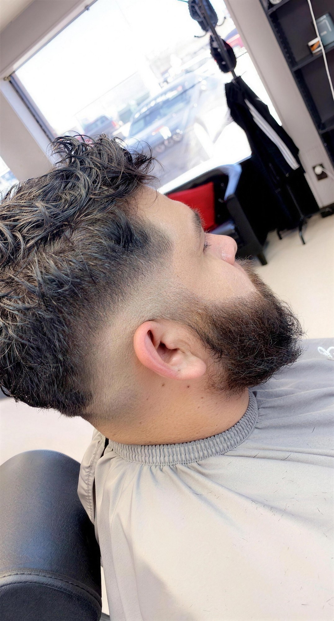 Fade con perfilado de barba